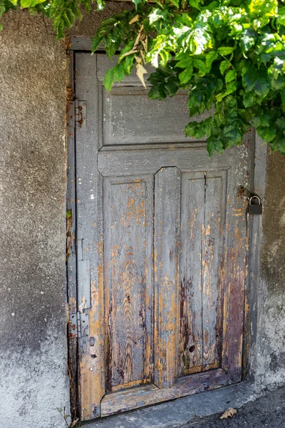 Μία Ξύλινη Πόρτα Έναν Παλιό Τοίχο Της Πόλης Κλειστή Vintage — Φωτογραφία Αρχείου