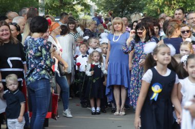 Odessa Ukraine - 1 Eylül 2019: İlk çağrı. 1 Eylül Bilgi Günüdür. Ciddi okul sırası, birinci sınıf, okula geri dön. Okul tatili Bilgi Günü. Küçük öğrenciler, birinci sınıflar