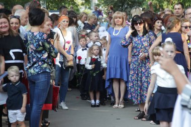 Odessa Ukraine - 1 Eylül 2019: İlk çağrı. 1 Eylül Bilgi Günüdür. Ciddi okul sırası, birinci sınıf, okula geri dön. Okul tatili Bilgi Günü. Küçük öğrenciler, birinci sınıflar