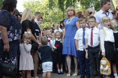 Odessa Ukraine - 1 Eylül 2019: İlk çağrı. 1 Eylül Bilgi Günüdür. Ciddi okul sırası, birinci sınıf, okula geri dön. Okul tatili Bilgi Günü. Küçük öğrenciler, birinci sınıflar