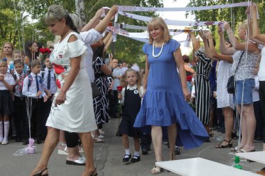 Odessa Ukraine - 1 Eylül 2019: İlk çağrı. 1 Eylül Bilgi Günüdür. Ciddi okul sırası, birinci sınıf, okula geri dön. Okul tatili Bilgi Günü. Küçük öğrenciler, birinci sınıflar