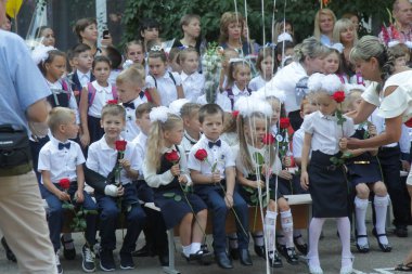 Odessa Ukraine - 1 Eylül 2019: İlk çağrı. 1 Eylül Bilgi Günüdür. Ciddi okul sırası, birinci sınıf, okula geri dön. Okul tatili Bilgi Günü. Küçük öğrenciler, birinci sınıflar
