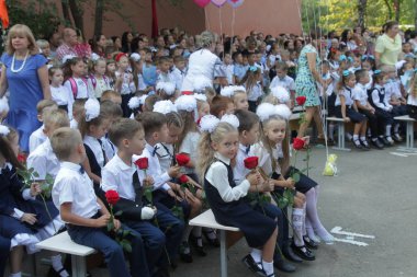 Odessa Ukraine - 1 Eylül 2019: İlk çağrı. 1 Eylül Bilgi Günüdür. Ciddi okul sırası, birinci sınıf, okula geri dön. Okul tatili Bilgi Günü. Küçük öğrenciler, birinci sınıflar