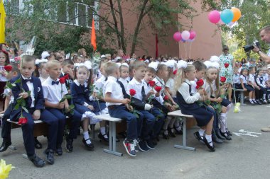 Odessa Ukraine - 1 Eylül 2019: İlk çağrı. 1 Eylül Bilgi Günüdür. Ciddi okul sırası, birinci sınıf, okula geri dön. Okul tatili Bilgi Günü. Küçük öğrenciler, birinci sınıflar