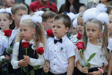 Odessa Ukraine - 1 Eylül 2019: İlk çağrı. 1 Eylül Bilgi Günüdür. Ciddi okul sırası, birinci sınıf, okula geri dön. Okul tatili Bilgi Günü. Küçük öğrenciler, birinci sınıflar