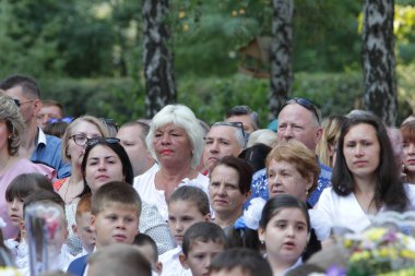 Odessa Ukraine - 1 Eylül 2019: İlk çağrı. 1 Eylül Bilgi Günüdür. Ciddi okul sırası, birinci sınıf, okula geri dön. Okul tatili Bilgi Günü. Küçük öğrenciler, birinci sınıflar