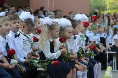 Odessa Ukraine - 1 Eylül 2019: İlk çağrı. 1 Eylül Bilgi Günüdür. Ciddi okul sırası, birinci sınıf, okula geri dön. Okul tatili Bilgi Günü. Küçük öğrenciler, birinci sınıflar