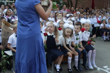 Odessa Ukraine - 1 Eylül 2019: İlk çağrı. 1 Eylül Bilgi Günüdür. Ciddi okul sırası, birinci sınıf, okula geri dön. Okul tatili Bilgi Günü. Küçük öğrenciler, birinci sınıflar