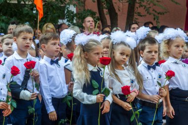 Odessa Ukraine - 1 Eylül 2019: İlk çağrı. 1 Eylül Bilgi Günüdür. Ciddi okul sırası, birinci sınıf, okula geri dön. Okul tatili Bilgi Günü. Küçük öğrenciler, birinci sınıflar