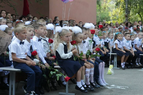 Odessa Ukraine - 1 Eylül 2019: İlk çağrı. 1 Eylül Bilgi Günüdür. Ciddi okul sırası, birinci sınıf, okula geri dön. Okul tatili Bilgi Günü. Küçük öğrenciler, birinci sınıflar