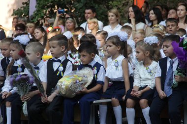 Odessa Ukraine - 1 Eylül 2019: İlk çağrı. 1 Eylül Bilgi Günüdür. Ciddi okul sırası, birinci sınıf, okula geri dön. Okul tatili Bilgi Günü. Küçük öğrenciler, birinci sınıflar