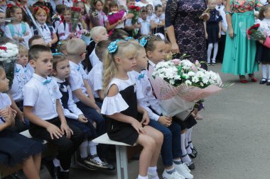 Odessa Ukraine - 1 Eylül 2019: İlk çağrı. 1 Eylül Bilgi Günüdür. Ciddi okul sırası, birinci sınıf, okula geri dön. Okul tatili Bilgi Günü. Küçük öğrenciler, birinci sınıflar