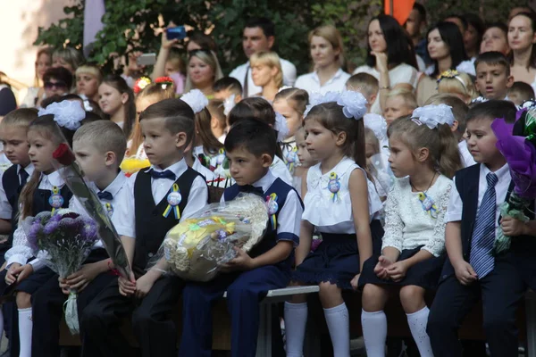 Odessa Ukraine - 1 Eylül 2019: İlk çağrı. 1 Eylül Bilgi Günüdür. Ciddi okul sırası, birinci sınıf, okula geri dön. Okul tatili Bilgi Günü. Küçük öğrenciler, birinci sınıflar