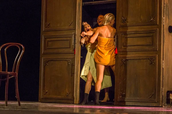 ODESSA, UCRANIA - July13,2019: Actuación erótica vívida "ShKAF ". — Foto de Stock