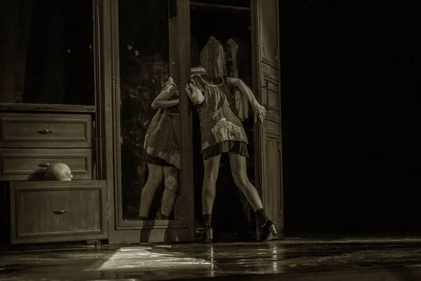 Odessa, ukraine -july13,2019: lebendige erotische Performance "shkaf". — Stockfoto