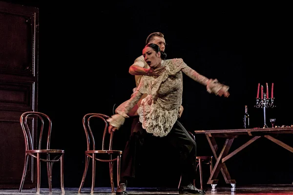 Odessa, Ukrayna -Temmuz13,2019: Canlı erotik performans 