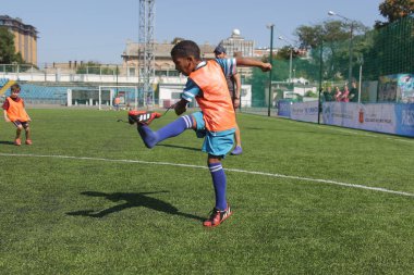 Odessa, Ukrayna - 7 Eylül 2019: Antrenmanda küçük çocuklar futbol oynuyor. Genç çocuklar oyun alanında futbol uyguluyorlar. Çocuklar yeşil futsal sahada futbol oynuyor
