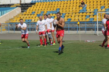 Odessa, Ukrayna - 7 Eylül 2019: Odessa Rugby Şampiyonası Milli Takımı - Kremenchug. Top için rugby oyuncularının yoğun mücadelesi. Stadyumun yeşil sahada dinamik oyun. Şiddetli Rugby Fight