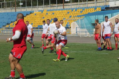 Odessa, Ukrayna - 7 Eylül 2019: Odessa Rugby Şampiyonası Milli Takımı - Kremenchug. Top için rugby oyuncularının yoğun mücadelesi. Stadyumun yeşil sahada dinamik oyun. Şiddetli Rugby Fight