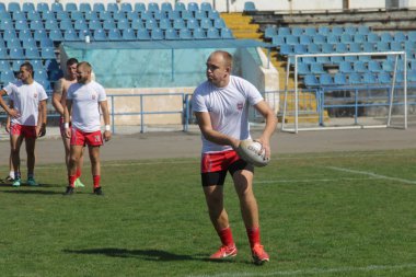 Odessa, Ukrayna - 7 Eylül 2019: Odessa Rugby Şampiyonası Milli Takımı - Kremenchug. Top için rugby oyuncularının yoğun mücadelesi. Stadyumun yeşil sahada dinamik oyun. Şiddetli Rugby Fight