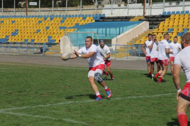 Odessa, Ukrayna - 7 Eylül 2019: Odessa Rugby Şampiyonası Milli Takımı - Kremenchug. Top için rugby oyuncularının yoğun mücadelesi. Stadyumun yeşil sahada dinamik oyun. Şiddetli Rugby Fight