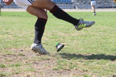 Odessa, Ukrayna - 7 Eylül 2019: Maç sırasında, Odessa Rugby Takımı - Kremenchug. Stadyum sahasında rugby topu. Illustrative editoryal takım rugby spor oyunu