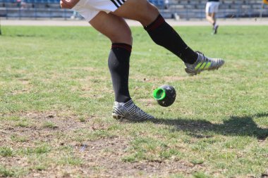 Odessa, Ukrayna - 7 Eylül 2019: Maç sırasında, Odessa Rugby Takımı - Kremenchug. Stadyum sahasında rugby topu. Illustrative editoryal takım rugby spor oyunu