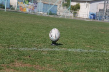 Odessa, Ukrayna - 7 Eylül 2019: Maç sırasında, Odessa Rugby Takımı - Kremenchug. Stadyum sahasında rugby topu. Illustrative editoryal takım rugby spor oyunu