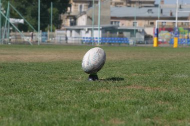 Odessa, Ukrayna - 7 Eylül 2019: Maç sırasında, Odessa Rugby Takımı - Kremenchug. Stadyum sahasında rugby topu. Illustrative editoryal takım rugby spor oyunu