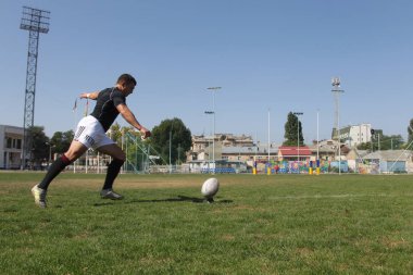 Odessa, Ukrayna - 7 Eylül 2019: Odessa Rugby Şampiyonası Milli Takımı - Kremenchug. Top için rugby oyuncularının yoğun mücadelesi. Stadyumun yeşil sahada dinamik oyun. Şiddetli Rugby Fight