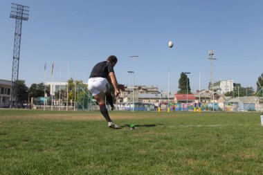 Odessa, Ukrayna - 7 Eylül 2019: Odessa Rugby Şampiyonası Milli Takımı - Kremenchug. Top için rugby oyuncularının yoğun mücadelesi. Stadyumun yeşil sahada dinamik oyun. Şiddetli Rugby Fight