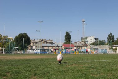 Odessa, Ukrayna - 7 Eylül 2019: Maç sırasında, Odessa Rugby Takımı - Kremenchug. Stadyum sahasında rugby topu. Illustrative editoryal takım rugby spor oyunu
