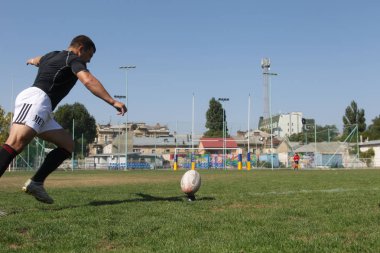 Odessa, Ukrayna - 7 Eylül 2019: Odessa Rugby Şampiyonası Milli Takımı - Kremenchug. Top için rugby oyuncularının yoğun mücadelesi. Stadyumun yeşil sahada dinamik oyun. Şiddetli Rugby Fight
