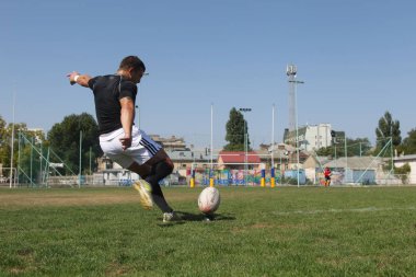 Odessa, Ukrayna - 7 Eylül 2019: Odessa Rugby Şampiyonası Milli Takımı - Kremenchug. Top için rugby oyuncularının yoğun mücadelesi. Stadyumun yeşil sahada dinamik oyun. Şiddetli Rugby Fight