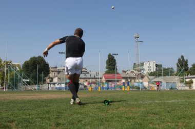 Odessa, Ukrayna - 7 Eylül 2019: Odessa Rugby Şampiyonası Milli Takımı - Kremenchug. Top için rugby oyuncularının yoğun mücadelesi. Stadyumun yeşil sahada dinamik oyun. Şiddetli Rugby Fight