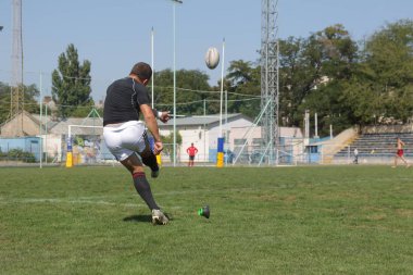 Odessa, Ukrayna - 7 Eylül 2019: Odessa Rugby Şampiyonası Milli Takımı - Kremenchug. Top için rugby oyuncularının yoğun mücadelesi. Stadyumun yeşil sahada dinamik oyun. Şiddetli Rugby Fight