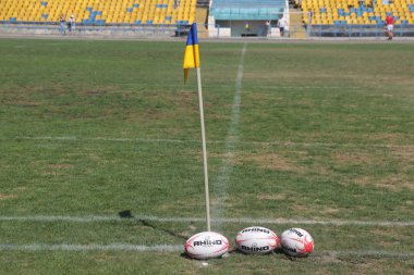 Odessa, Ukrayna - 7 Eylül 2019: Maç sırasında, Odessa Rugby Takımı - Kremenchug. Stadyum sahasında rugby topu. Illustrative editoryal takım rugby spor oyunu