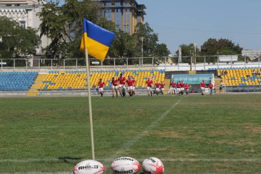 Odessa, Ukrayna - 7 Eylül 2019: Maç sırasında, Odessa Rugby Takımı - Kremenchug. Stadyum sahasında rugby topu. Illustrative editoryal takım rugby spor oyunu