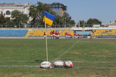 Odessa, Ukrayna - 7 Eylül 2019: Maç sırasında, Odessa Rugby Takımı - Kremenchug. Stadyum sahasında rugby topu. Illustrative editoryal takım rugby spor oyunu