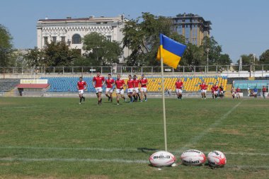 Odessa, Ukrayna - 7 Eylül 2019: Maç sırasında, Odessa Rugby Takımı - Kremenchug. Stadyum sahasında rugby topu. Illustrative editoryal takım rugby spor oyunu