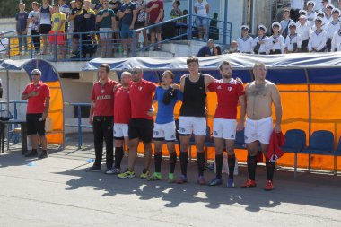 Odessa, Ukrayna - 7 Eylül 2019: Odessa Rugby Şampiyonası Milli Takımı - Kremenchug. Top için rugby oyuncularının yoğun mücadelesi. Stadyumun yeşil sahada dinamik oyun. Şiddetli Rugby Fight