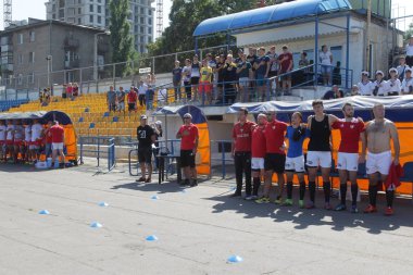 Odessa, Ukrayna - 7 Eylül 2019: Odessa Rugby Şampiyonası Milli Takımı - Kremenchug. Top için rugby oyuncularının yoğun mücadelesi. Stadyumun yeşil sahada dinamik oyun. Şiddetli Rugby Fight