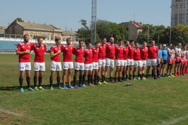 Odessa, Ukrayna - 7 Eylül 2019: Odessa Rugby Şampiyonası Milli Takımı - Kremenchug. Top için rugby oyuncularının yoğun mücadelesi. Stadyumun yeşil sahada dinamik oyun. Şiddetli Rugby Fight