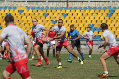Odessa, Ukrayna - 7 Eylül 2019: Odessa Rugby Şampiyonası Milli Takımı - Kremenchug. Top için rugby oyuncularının yoğun mücadelesi. Stadyumun yeşil sahada dinamik oyun. Şiddetli Rugby Fight