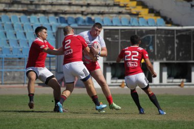 Odessa, Ukrayna - 7 Eylül 2019: Odessa Rugby Şampiyonası Milli Takımı - Kremenchug. Top için rugby oyuncularının yoğun mücadelesi. Stadyumun yeşil sahada dinamik oyun. Şiddetli Rugby Fight