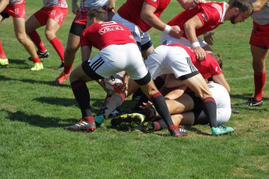 Odessa, Ukrayna - 7 Eylül 2019: Odessa Rugby Şampiyonası Milli Takımı - Kremenchug. Top için rugby oyuncularının yoğun mücadelesi. Stadyumun yeşil sahada dinamik oyun. Şiddetli Rugby Fight