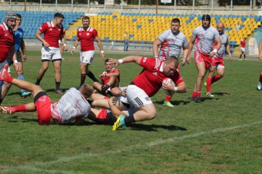 Odessa, Ukrayna - 7 Eylül 2019: Odessa Rugby Şampiyonası Milli Takımı - Kremenchug. Top için rugby oyuncularının yoğun mücadelesi. Stadyumun yeşil sahada dinamik oyun. Şiddetli Rugby Fight
