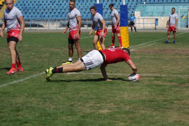 Odessa, Ukrayna - 7 Eylül 2019: Odessa Rugby Şampiyonası Milli Takımı - Kremenchug. Top için rugby oyuncularının yoğun mücadelesi. Stadyumun yeşil sahada dinamik oyun. Şiddetli Rugby Fight
