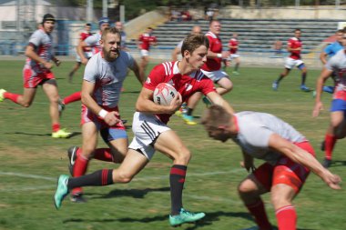 Odessa, Ukrayna - 7 Eylül 2019: Odessa Rugby Şampiyonası Milli Takımı - Kremenchug. Top için rugby oyuncularının yoğun mücadelesi. Stadyumun yeşil sahada dinamik oyun. Şiddetli Rugby Fight