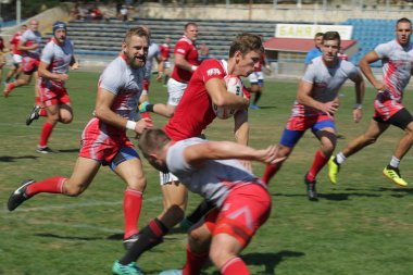 Odessa, Ukrayna - 7 Eylül 2019: Odessa Rugby Şampiyonası Milli Takımı - Kremenchug. Top için rugby oyuncularının yoğun mücadelesi. Stadyumun yeşil sahada dinamik oyun. Şiddetli Rugby Fight
